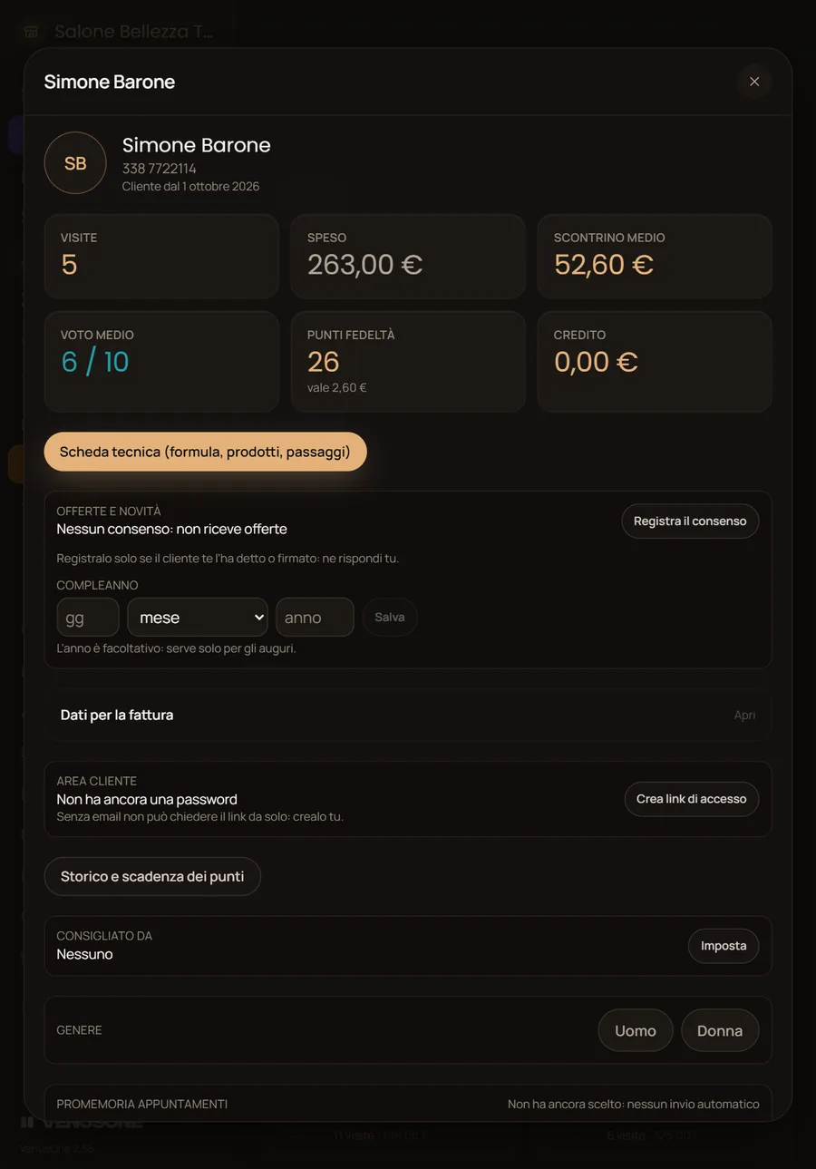 Scheda cliente sul tablet con visite, spesa, voto, punti fedeltà e scheda tecnica